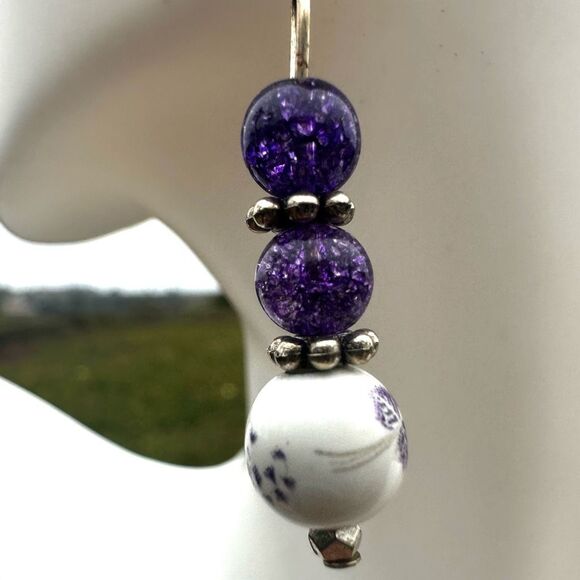 Purple and white handmade beaded earrings - Picture 5 of 7